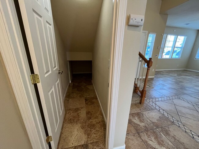 Building Photo - Upgraded and Beautiful Spacious 4 Bedroom ...