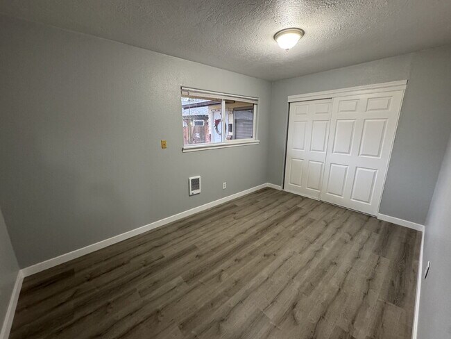 Building Photo - This 2 bed, 1 bath duplex unit offers convenient access to Berrydale and Harrison Parks and withi...