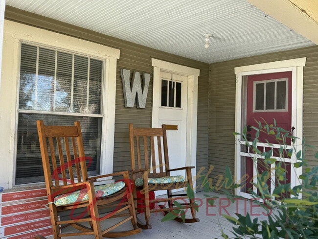 Building Photo - Delightful 2 bedroom, 2 bath with space and charm!!