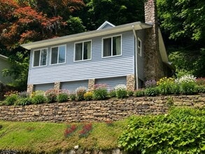 Building Photo - 180 Lakeside Dr W