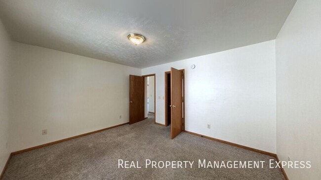 Building Photo - Charming 2 Bedroom 2 Bathroom Centrally Lo...