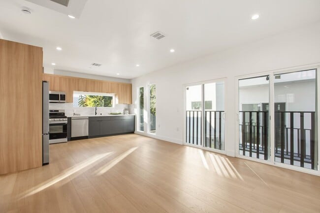 Building Photo - 828 N Detroit St