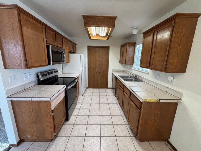 Building Photo - 822-824 N. Daisy Ln