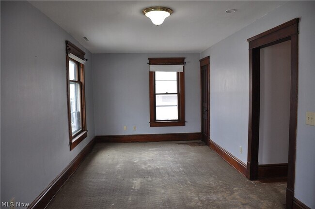 Building Photo - 11 E Main St