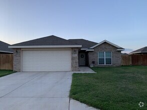 Building Photo - 3/2 In Willow Bend!