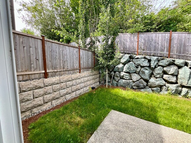 Building Photo - Beautiful and Modern 4-Bedroom Home with S...