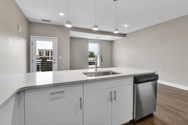 Building Photo - $1,495.00 - 1 Bed, 1 Bath Condo with In Unit Laundry in Secured Building!