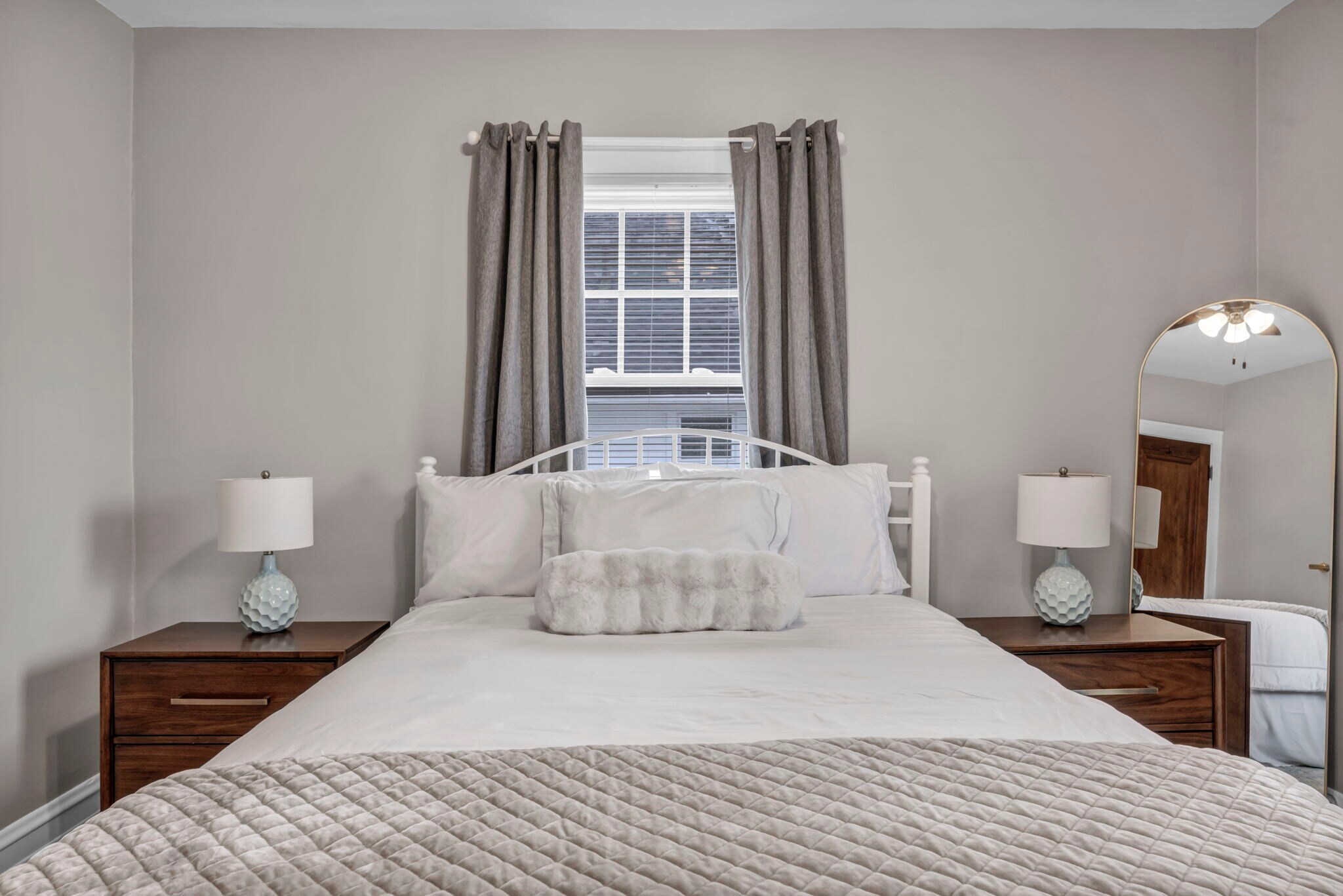 Guests can choose from a variety of luxurious pillows - 3386 Westbury Rd