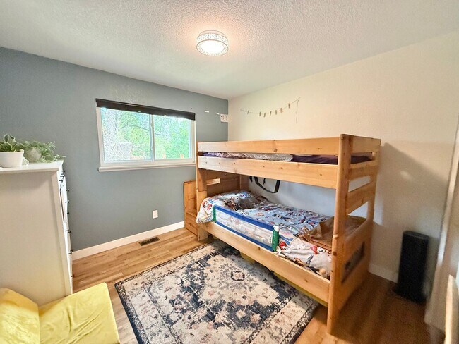 Building Photo - Renovated home on Yosemite for rent!