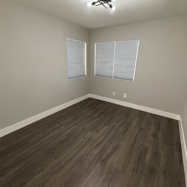 Building Photo - BEAUTIFUL 5BD/3BA TWO-STORY HOME W/ POOL IN HENDERSON. 3 CAR GARAGE!