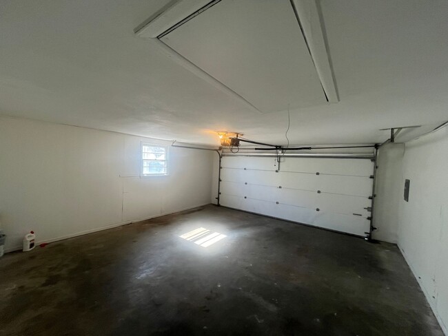 Building Photo - MOVE IN SPECIAL!!! GREAT LOCATION! PLENTY ...