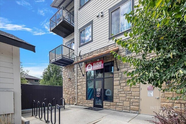 Building Photo - Charming 3 bedroom 2.5 bathroom in Desirable Area!