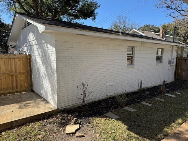 Building Photo - 262 McDonald Ave