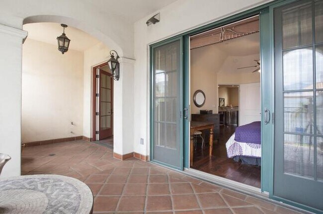 Building Photo - Downtown Luxury 1 BDRM w/ One Car Garage!