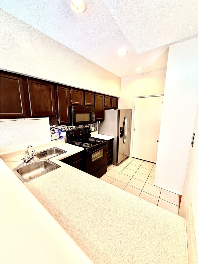 Building Photo - 2121 El Paseo St