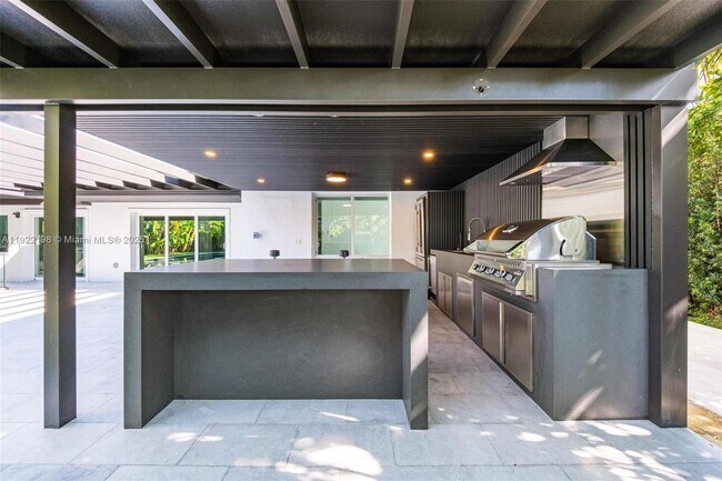 Building Photo - 10618 NE 11th Ct