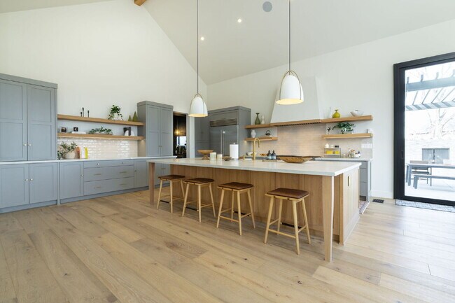 Building Photo - Beautiful Fully Furnished Custom Home in Rancharrah