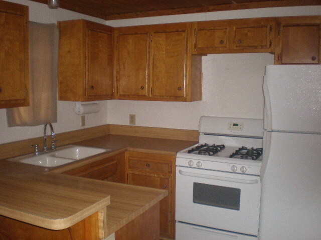 Building Photo - 2 Bedroom like new!