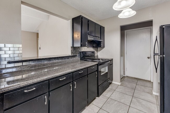 Building Photo - 3 Bedroom 2 Bath Home with Massive Fenced ...