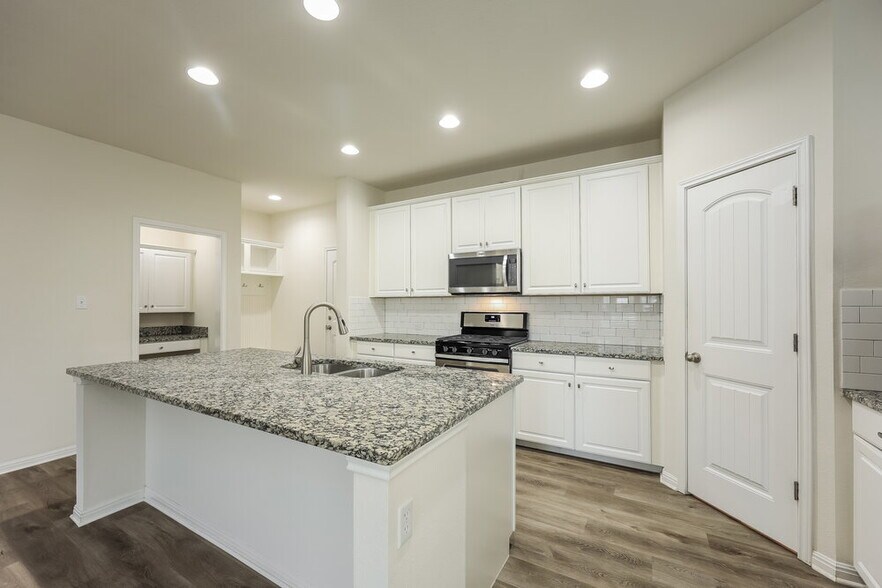 Building Photo - 200 Diamond Point Dr