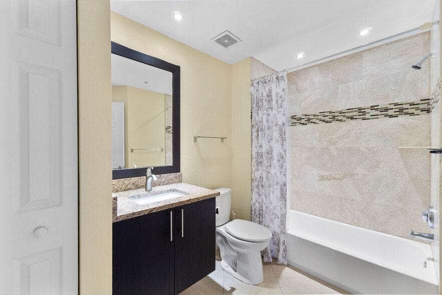 2nd bath - 4610 Saint Croix Ln