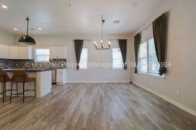 Building Photo - 1324 N Cheyenne Ave