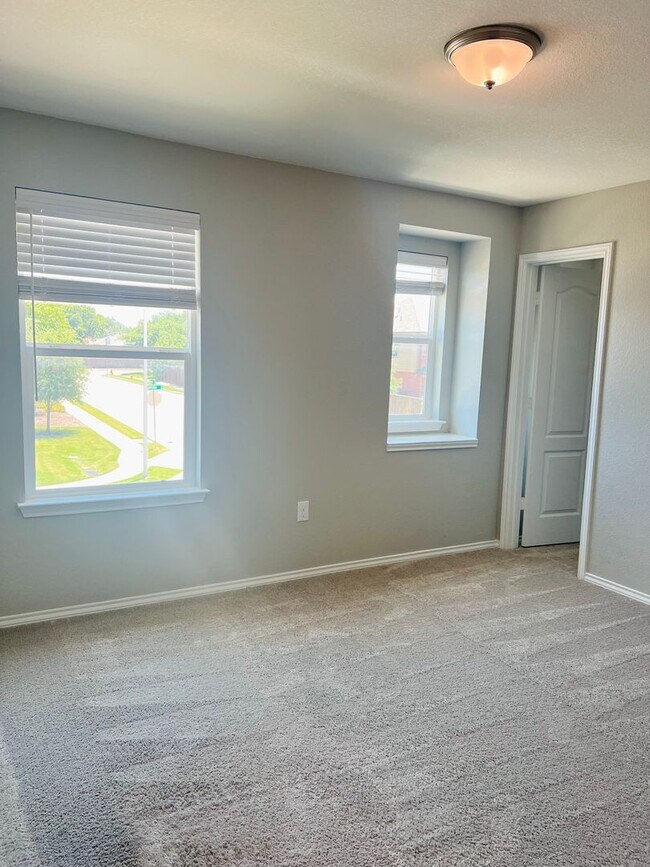 Building Photo - Tech Ridge Area Gem – Nearly 3,000 Sq Ft o...