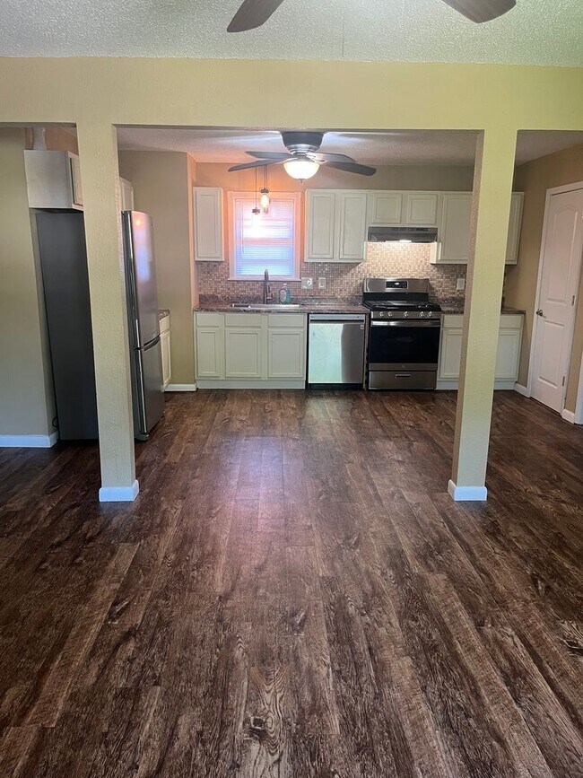 Building Photo - Convenient Jacksonville Location