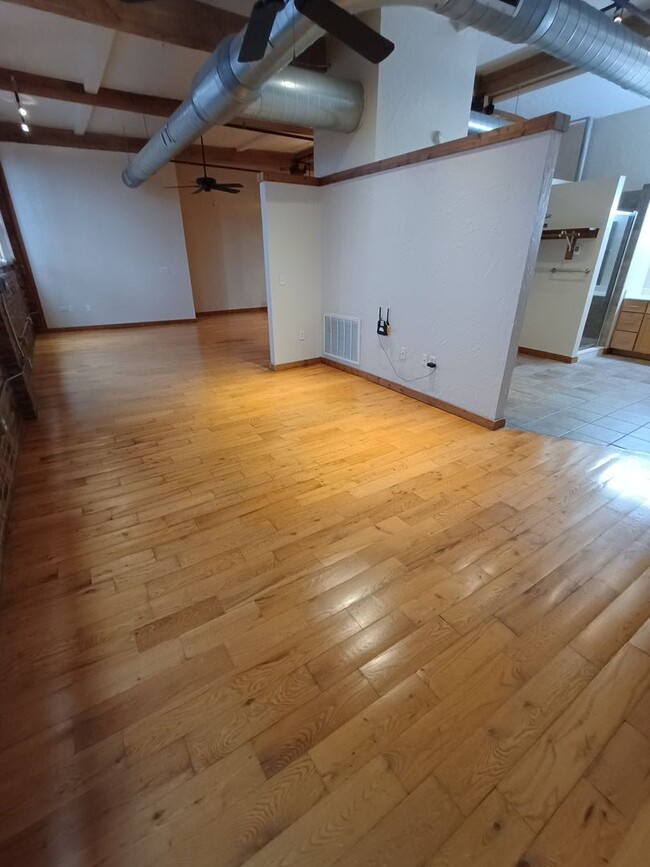 Building Photo - Large 1 Bedrooom 1.5 Bath Loft