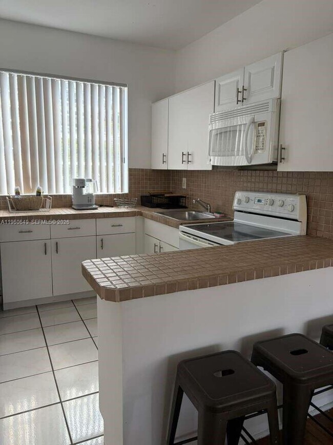 Building Photo - 6881 Bay Dr