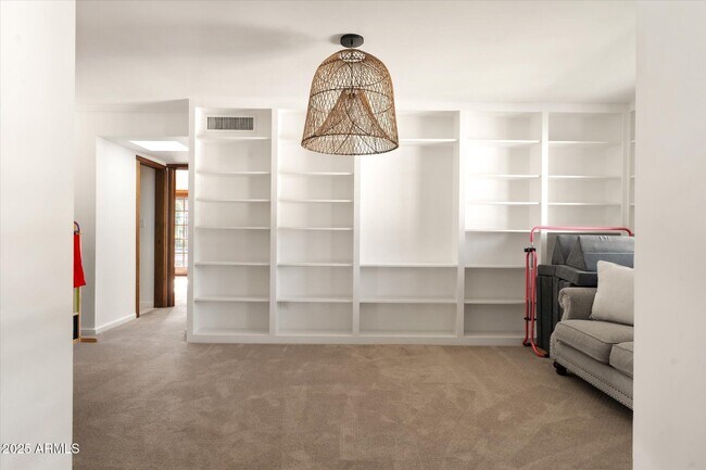 Building Photo - 1025 E Morten Ave