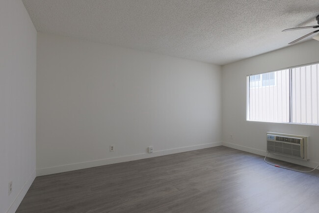 Building Photo - 943 Elden Ave