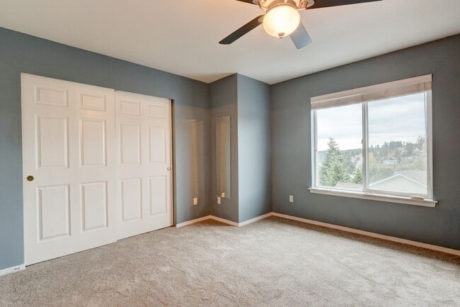 Building Photo - 3 Bedroom, 2.5 Bath Condo in Madrona Heights - Water/Sewer/Garbage included!