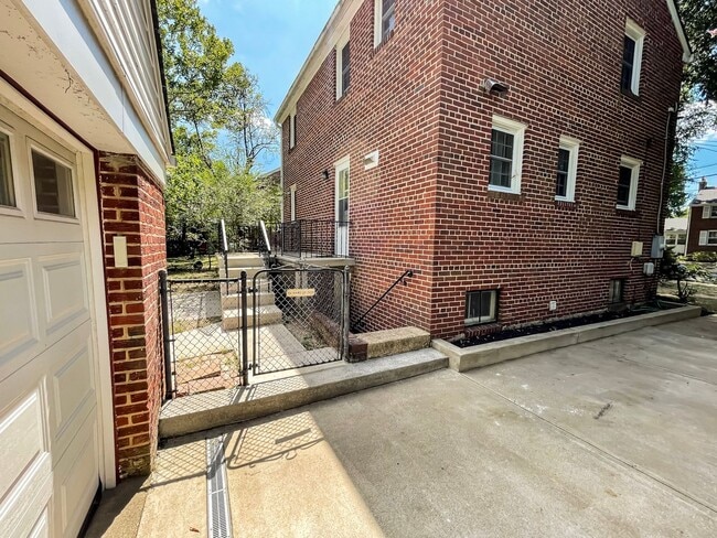 Building Photo - Classic 3 Bedroom 1.5 Bathroom Colonial In...
