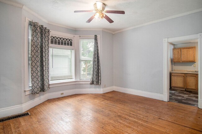 Building Photo - 3 Bedroom Close to Creighton!