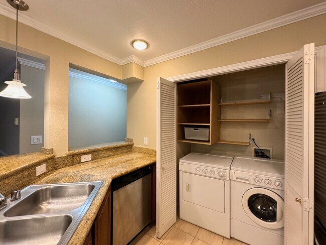 Building Photo - Lovely 2 Bedroom Condo in Hampton Village ...