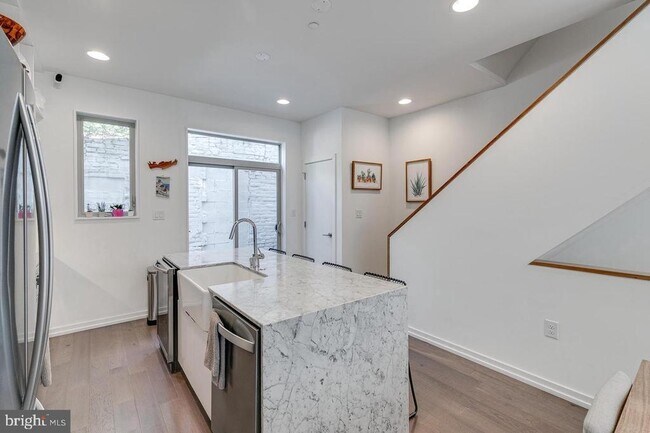 Building Photo - 938 N Leithgow St