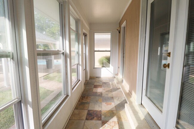 Building Photo - 2 Bed | 3 Bath with In-Ground Pool in Cent...