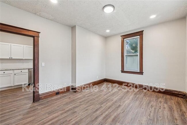 Building Photo - 518 10th St