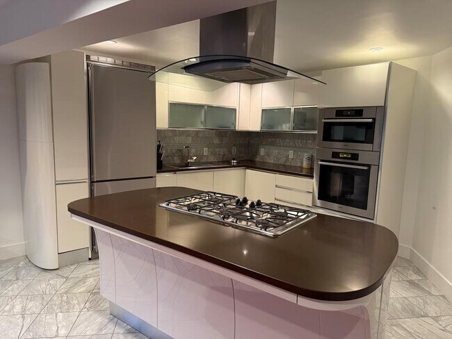 Building Photo - 2720 N Fillmore St