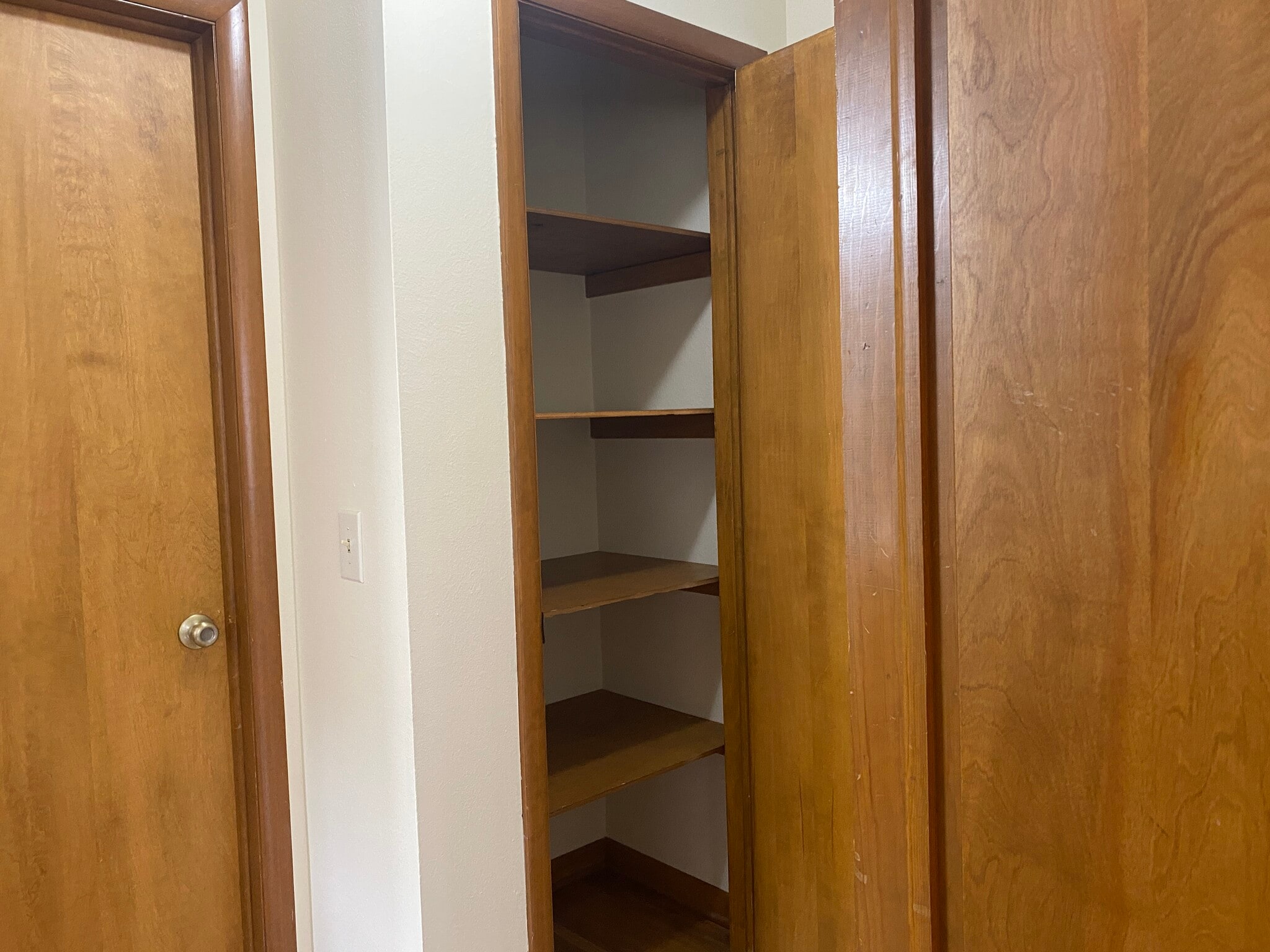 Linen closet - 3933 Clareridge Dr