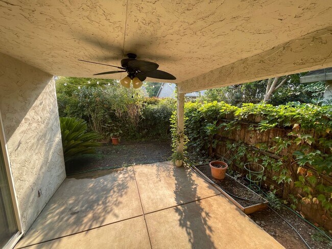 Building Photo - Large 3 Bed 2 Bath Home With Fenced Backyard and Private Garage!