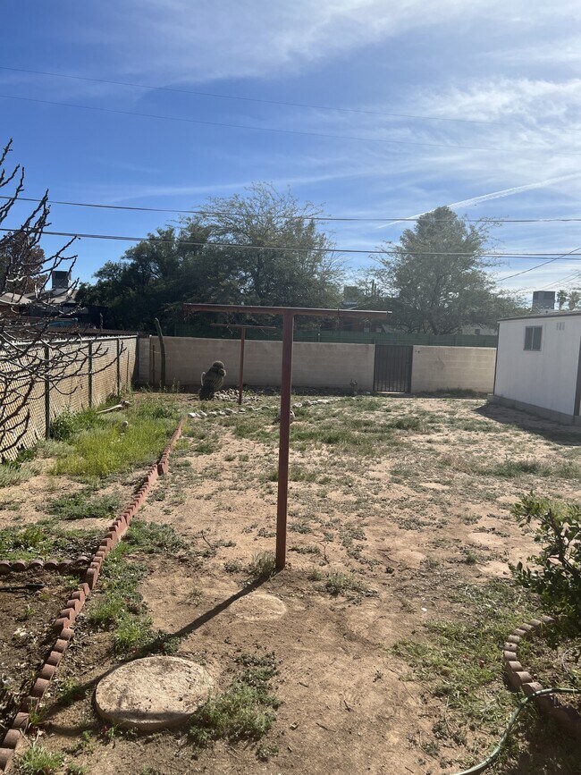 Building Photo - 2718 E 18th St