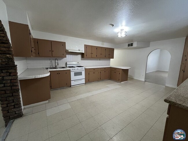 Building Photo - 931 Emerson Ave