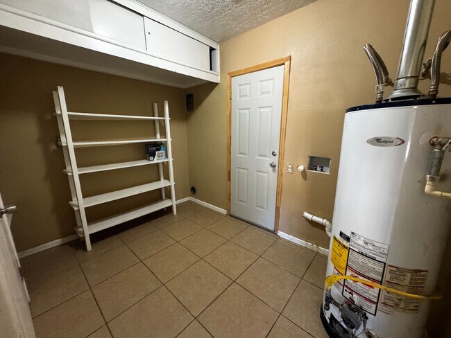 Building Photo - Beautiful 3 bedroom 2 bathroom home.