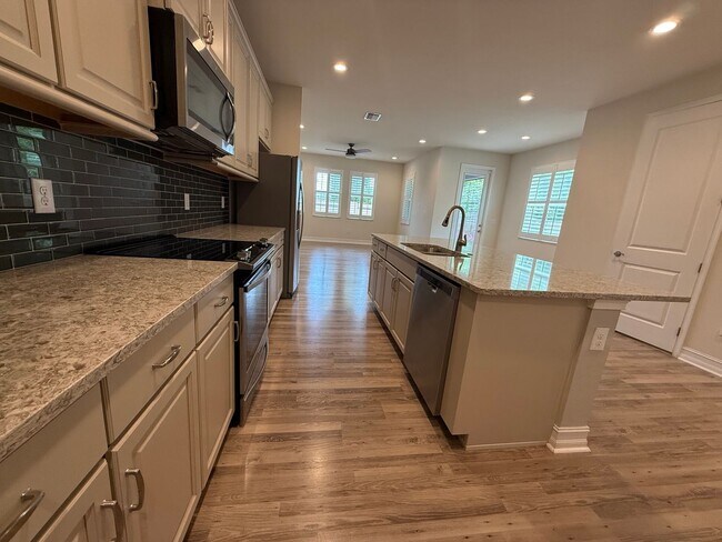 Building Photo - Beautiful Townhome in Lutz