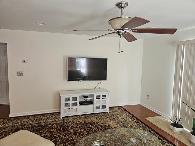 55¨Flat Screen - 15 Robbinwood Ter