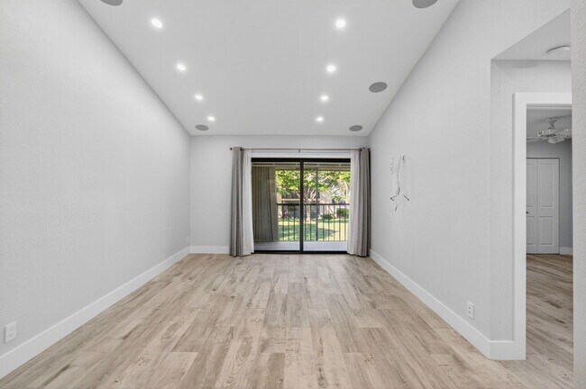 Building Photo - 3939 NE 5th Ave