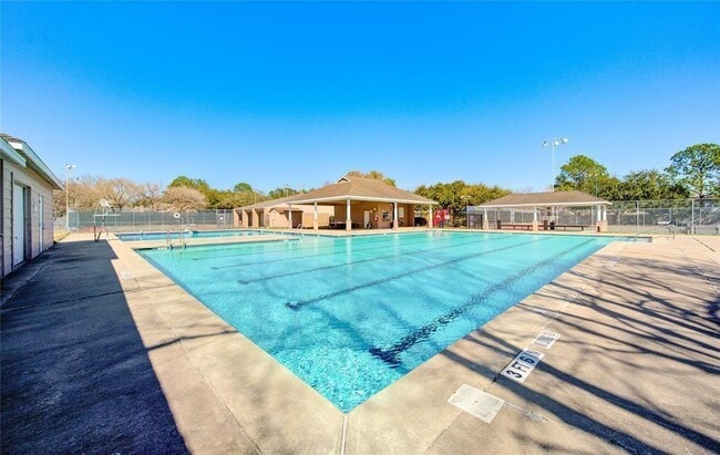 Building Photo - 2303 Cherry Bend Dr