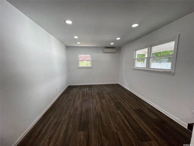 Building Photo - 623 E Park Ave